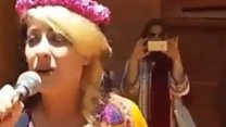 نگار معظم با شهره روی صحنه رفت