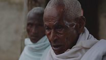 ነቀምቴ ውስጥ ጧሪ ደጋፊ የሌላቸውን የዕድሜ ባለጸጋዎችን የሚንከባከቡት ባልና ሚስት።