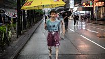 Hong Kong, imikenyuro y'abari mu myiyerekano n'igipolisi biguma bihinduka