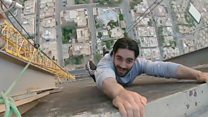 شباب يتسلقون قمة رافعة في الرياض من أجل سيلفي