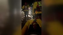 Achub teulu o'r llifogydd