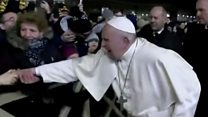 ローマ教皇、広場で腕をひっぱる人の手をピシャリ　新年に謝罪