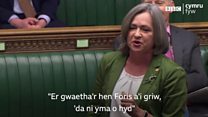 Canu 'Yma o hyd' yn y Senedd
