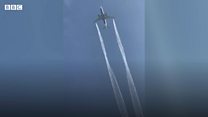Un avion largue du carburant sur des écoles