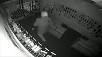 لص يحبس نفسه أثناء سرقة متجر