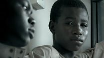 Nigeriya, iyica rubozo ryagirizwa igipolisi riteye amarira mu miryango