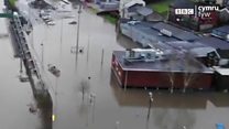 Mae'r gwaith o glirio a chyfri'r gost wedi difrod Storm Dennis wedi dechrau.