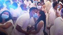 マスク越しにキス、新型ウイルス対策で　フィリピンの集団結婚式