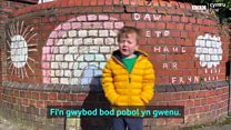 Bwriad Llinos â'r plant ydy cadw'n bositif drwy greu darluniau ar y wal.