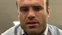 Jamie Roberts: 'Ysbrydoliaeth i weld' gwaith staff iechyd