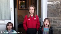 Roedd pobl ar draws Cymru yn canu'r anthem fel rhan o ymgyrch i geisio cydnabod ymdrechion ein gweithwyr allweddol