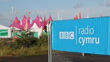 Baner Radio Cymru ar Faes yr Eisteddfod