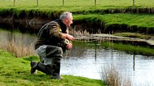 Eric Davies, pysgotwr lleol ac aelod o dim pysgota Cymru