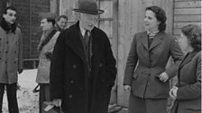 Beveridge talking to Swiss Red Cross workers in Freiburg in 1947.