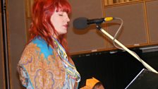 Florence performs 'Lungs'