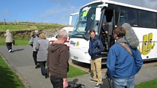 Feumaidh Tony tòrr ullachaidh a dhèanamh airson a bhith na ‘tour guide’