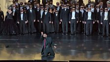 Marcelo Álvarez as Gustavo III with the Chorus of the Metropolitan Opera, New York