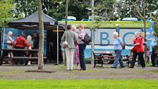 Crowds arrive to hop on the ˿ Bus