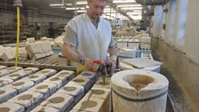 Filling moulds with liquid clay