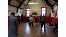 Llun o aelodau dosbarth Shaolin Cymru (Gung Fu)