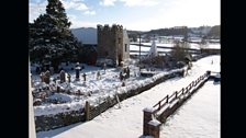 Llun o bentref Llanegwad yn Sir Gaerfyrddin yn yr eira