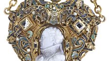 Heart-shaped cameo pendant depicting Mary Queen of Scots