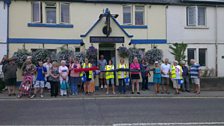 ý Wiltshire was at the unravelling of a giant scarf at The Rising Sun pub in Bradford on Avon