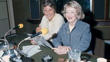 Bette Davis with presenter Peter Murray at the 91ȱ in 1975