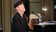 Hugh Laurie singing the Blues