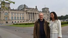 Dewi a Sabine o flaen y Reichstag