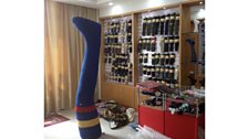 A special giant display sock. Hua Zhong socks estimate that the profit on a pair of socks is only one US cent.