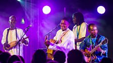 Sidi Toure a'r band, Mali (llun Yannis Psathas)