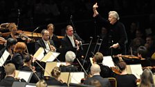 John Eliot Gardiner conducting the Bach Marathon at the 鶹ҳ Proms in 2013