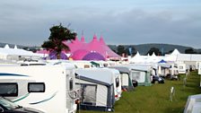 Safle carafán efo trydan yn Eisteddfod Genedlaethol Llanelli.