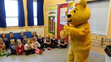 An dannsa aig Pudsey a' còrdadh ri sgoilearan Bhun-sgoil Chille Mhoire