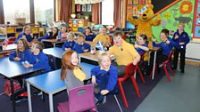 Sgoilearan Bun-sgoil Stafainn a' cuir fàilte chridheil air Pudsey