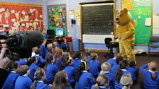 Pudsey agus Bun-sgoil Phort Rìgh a' filmeadh airson An Là