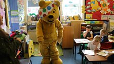 Dh' fheuch Pudsey air Moonwalk a dhèanamh!