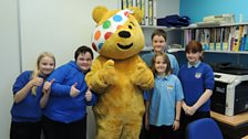 Pudsey agus sgoilearan Sgoil Sir E Scott anns na Hearadh