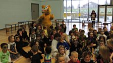 Pudsey aig Sgoil An Taobh Siar