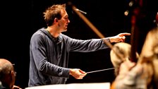 Conductor Andrew Gourlay rehearsing with the 鶹ԼSO at Snape Maltings