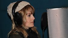 Sesiwn Unnos 'Dolig: Gwenno Saunders yn recordio'r llais