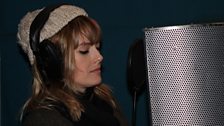 Sesiwn Unnos 'Dolig: Gwenno Saunders yn recordio'r llais