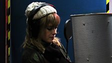 Sesiwn Unnos 'Dolig: Gwenno Saunders yn recordio'r llais