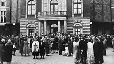 An audience outside the Bayreuth Festival Theatre c.1930 (photo by Henry Miller/FPG/Hulton Archive/Getty Images)