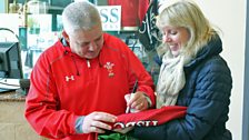 Warren Gatland yn llofnodi crys