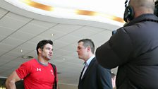 Mike Phillips yn sgwrsio gyda Dafydd Jones