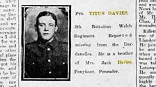 Un sy'n cael ei enwi ydy Titus Davies wnaeth enlistio efo'i ffrind Christmas Rees yn 1915. Daw'r llun o'r Carmarthen Journal.