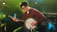 Eoin Kearns playing the banjo