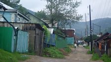 Baile Listvyanka ri taobh Lake Baikal